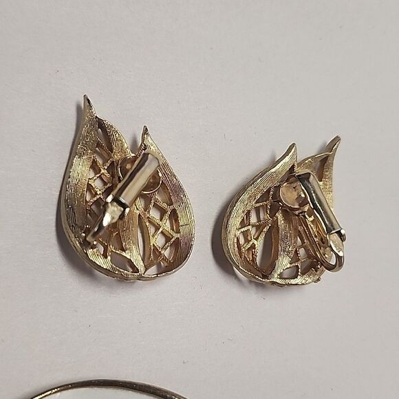 VINTAGE Gold Tone With White Brooch and Clip On Earrings Set - Picture 4 of 8